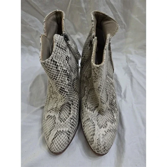 NWOT Maurices 7 Faux Snake Skin Stacked Heel Ankle Boots 125877 - Picture 3 of 6